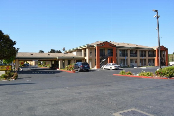 Super 8 by Wyndham Salinas image 19