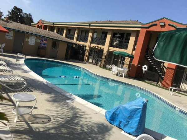 Super 8 by Wyndham Salinas image 25