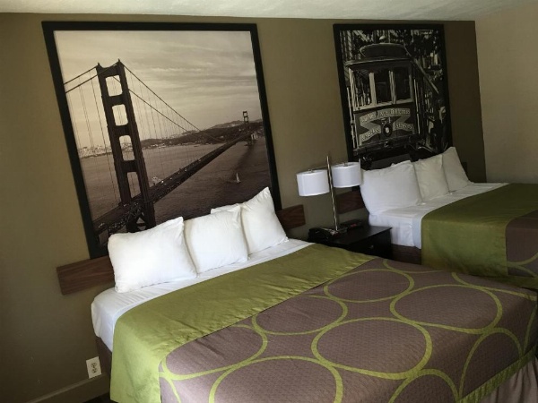 Super 8 by Wyndham Salinas image 28