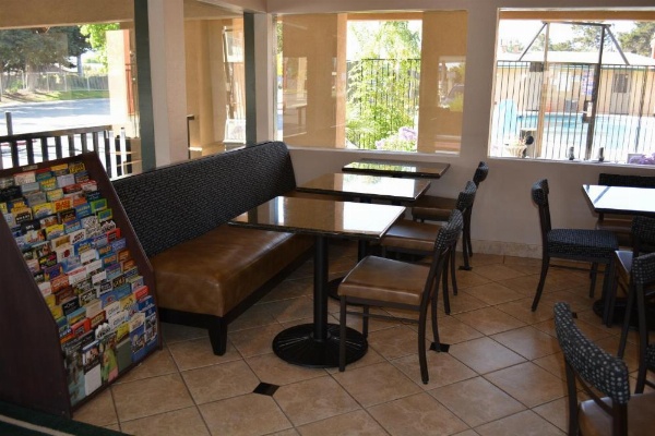 Super 8 by Wyndham Salinas image 8